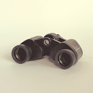 Los binoculares son telescopios portátiles. Permite observar objetos con ambos ojos a través de trayectorias de haz separadas.