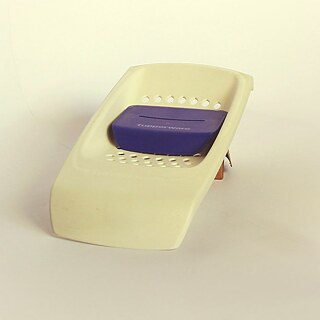 Los spaetzle son pastas al huevo hechas de harina, sal y huevo fresco con una forma irregular y una superficie rugosa y porosa, en la que la masa dura se coloca directamente en agua hirviendo con sal/vapor, con una forma que varía entre fina y gruesa, de distintos largos.