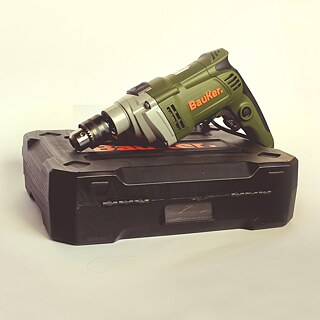 Un taladro es una herramienta que puede utilizarse para hacer agujeros en un material sólido mediante su rotación. Este taladro incluye 57 accesorios.