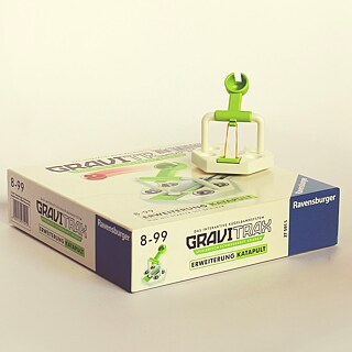 Las pistas de canicas se utilizan principalmente como juguetes, pero ocasionalmente también se utilizan para la exploración lúdica de las leyes físicas, como elemento en exposiciones (centro de ciencias) o como objeto de arte (arte cinético).