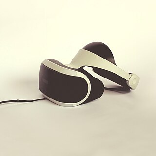 PlayStation VR es un auricular de realidad virtual desarrollado por Sony Interactive Entertainment en exclusiva para la PlayStation 4 y que recibe juegos exclusivos.