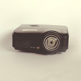 Un proyector de video muestra las imágenes fijas y en movimiento desde un dispositivo de salida visual (receptor de televisión, computador, reproductor de DVD, grabadora de video, etc.) para una audiencia, en forma ampliada en una pantalla o pared de proyección.