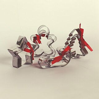 Un molde para hornear es un pequeño electrodoméstico en el que se hornean productos horneados que no se pueden hornear directamente en la placa. Estos moldes tienen diseños navideños. ¡Jo, jo jo!