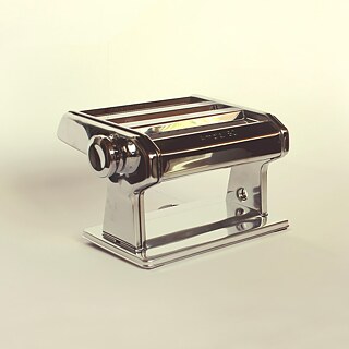 La máquina de pasta clásica es una herramienta para enrollar y cortar. Puede hacer fideos de diferentes formas. La masa de pasta hecha con harina y huevo debe estar absolutamente seca, de lo contrario se pegará a los rodillos.