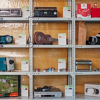 Foto del estante que contiene los objetos que componen la colección