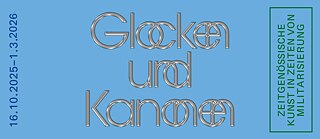 Šviesiai mėlyname fone parodos pavadinimas „Varpai ir patrankos. Šiuolaikinis menas militarizacijos akivaizdoje“, 2025.10.16 - 2026.03.01