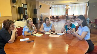 Учасниці працюють в групі під час станційної роботи