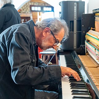 Das Foto zeigt den Künstler Manuel Guimarães, wie er mit 