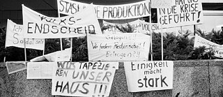 S/W Bild zeigt Plakate