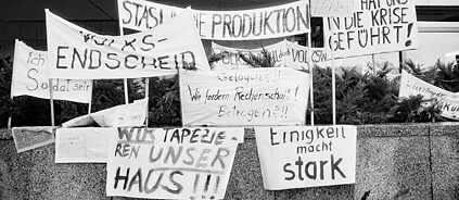 S/W Bild zeigt Plakate