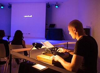 Person an einer Schreibmaschine