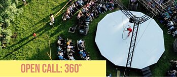 Eine Artistin tritt auf einer weißen Rundbühne inmitten eines Publikums im Freien auf, während unten der Schriftzug „Open Call: 360°“ zu sehen ist.
