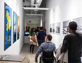 Personen vor einer Ausstellung
