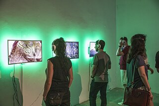 Menschen schauen sich eine Ausstellung an.