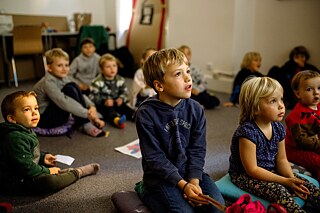 Kind sieht gebannt einen Film.