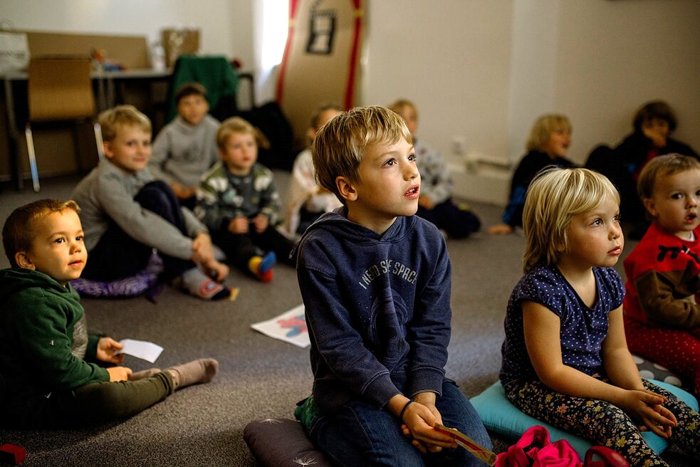 Kind sieht gebannt einen Film.