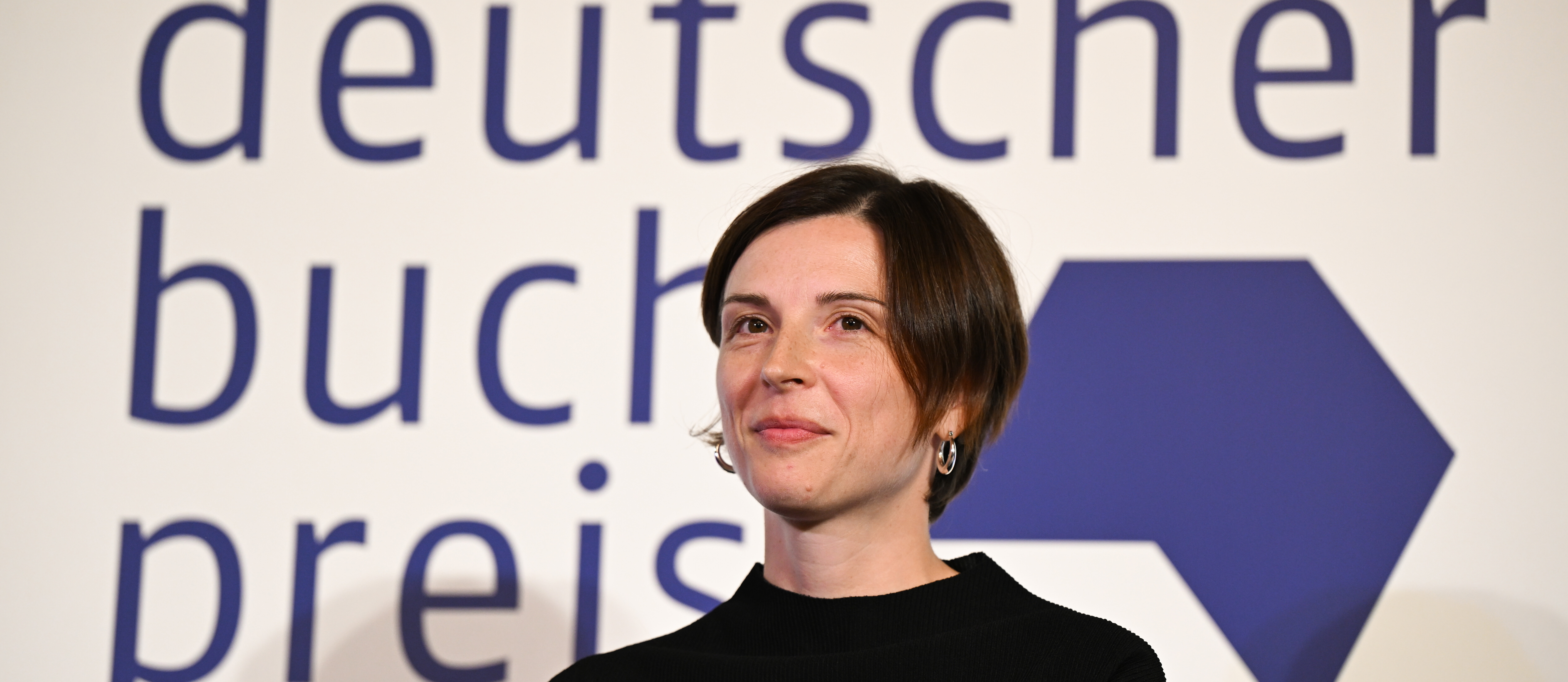 Die Schweizer Autorin Dorothee Elmiger erhält für ihren Roman „Die Holländerinnen” den Deutschen Buchpreis 2025. 