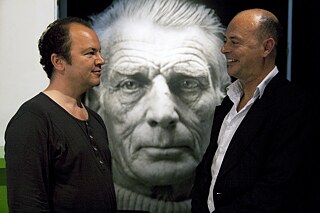 Lutz Hübner und andere Person im Profil vor einer Leinwand