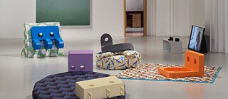 Bunte Ausstellungsobjekte in der Nikolaj Kunsthal