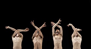 4 Tänzer vor dunklem Hintergrund