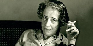 Portray of a smoking Hannah Arendt.
