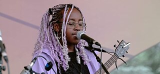 Angelina Akawa bei einem Musik-Auftritt