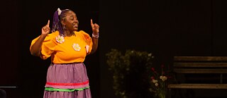 Angelina Akawa bei einem Auftritt im Nationaltheater