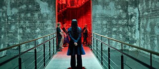  Abendzauber II:  Figur vor der Treppe, rot beleuchtet