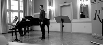 Ein junger Opernsänger präsentiert sich beim Vorsingen für das Internationale Festival junger Opernsänger*innen in Schloss Rheinsberg.