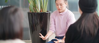 hard play│soft bodies:  Auf dem Bild ist die Tanzkünstlerin Wu Hui bei einer Aufführung im Time Museum Guangzhou im Rahmen der Performance-Ausstellung „一起PLAY“ im Jahr 2024 zu sehen.