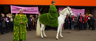 Aktivist*innen vor der Tate Modern, eine sitzt auf einem Pferd
