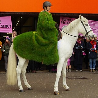 Aktivist*innen vor der Tate Modern, eine sitzt auf einem Pferd