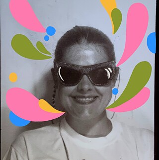 A foto mostra o artista numa fotografia a preto e branco. A foto foi editada com cores vivas, que têm formas diferentes, e o artista usa óculos de sol.