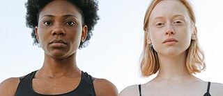 Porträtfoto von zwei jungen Frauen