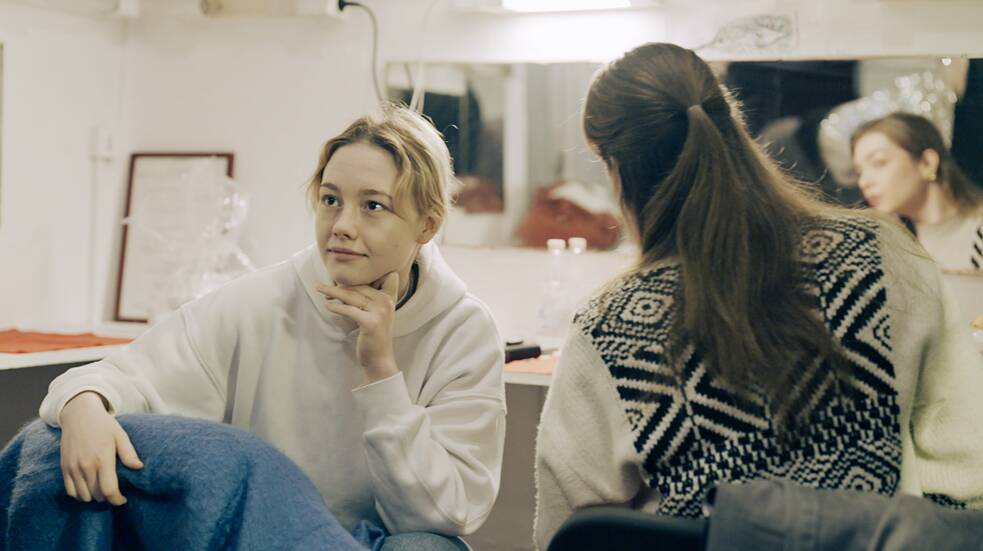 Die Schauspielerin Viktoria Shepsheley (in der Rolle des Glühwürmchens) hinter den Kulissen