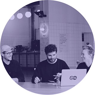 Imagen de los tres miembros de Laokoon, sentados en una mesa