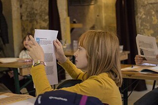 Mädchen untersucht ein Arbeitsblatt.