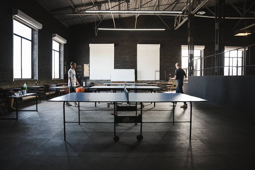 Відвідувачі простору грають у настільний теніс