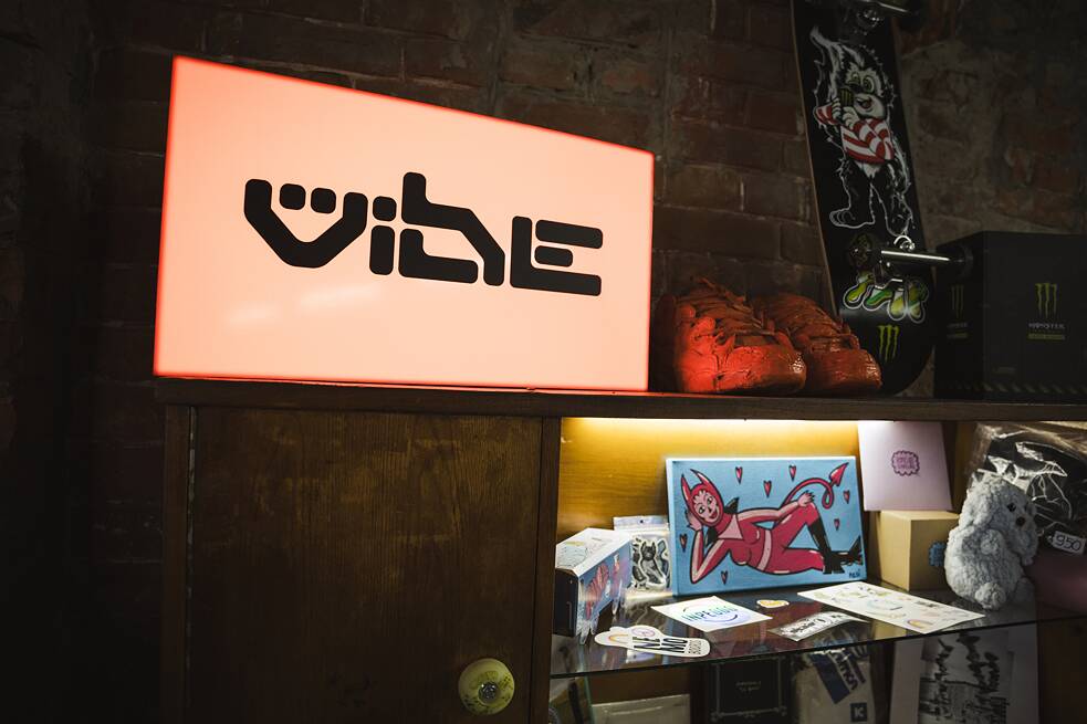 Стенд-крамничка із мерчем «Критки» та подарунками від інших організацій