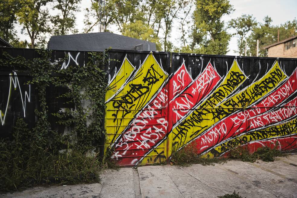 Паркан із графіті на території, де розташована «Критка»