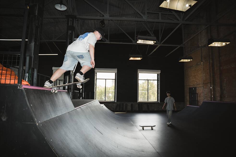 Підлітки катаються на скейтах на рампі в «Критці»