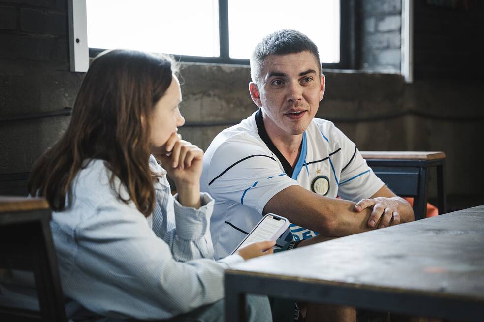 Дмитро — викладач фізкультури, який час від часу приходить на «Критку»