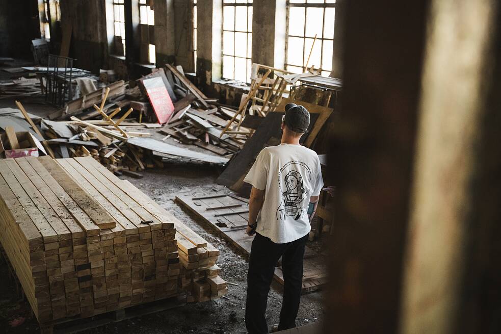 Павло показує частину закинутого приміщення, яку в майбутньому планує перетворити на новий простір