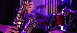 En saxofonist spelar på en jazzkonsert