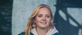 Die Sängerin Paula Hartmann mit einem Mikro in der Hand.