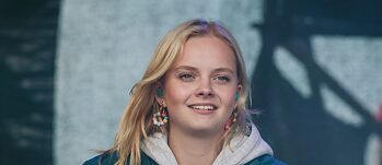 Die Sängerin Paula Hartmann mit einem Mikro in der Hand.