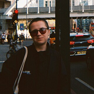 Foto als Visual für das Audio-Featur „Woran sich Rytė nicht erinnert“: auf dem Bild eine junge Frau auf der Straße