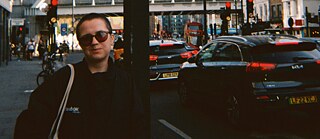 Foto als Visual für das Audio-Featur „Woran sich Rytė nicht erinnert“: auf dem Bild eine junge Frau auf der Straße