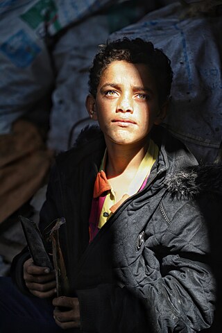 Taiz – Yemen; 90 Kilometers Between Struggle and Hope: Ein Fenster der Hoffnung in der Dunkelheit des Lebens