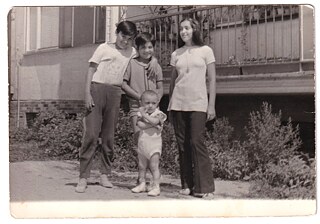 Interakcia rodín na Irkutskej. Úplne vľavo je dedov brat Peter, malý chlapec je jeho najmladší brat Miro. V strede je Emil, vpravo Magda, súrodenci mojej babky.